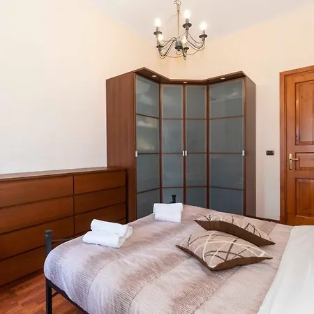 Guesthost - Piazza Statuto Comfy - With 2 Balconies Турин