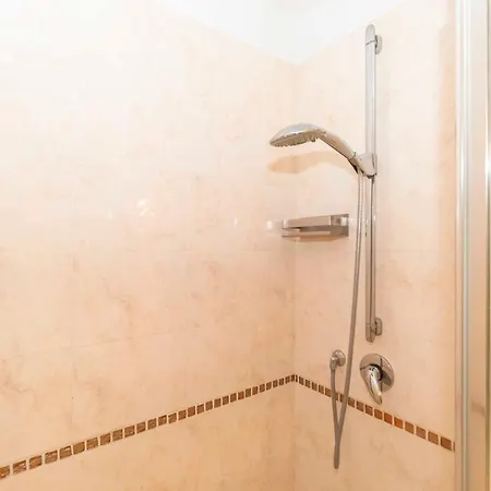 Guesthost - Piazza Statuto Comfy - With 2 Balconies Turin