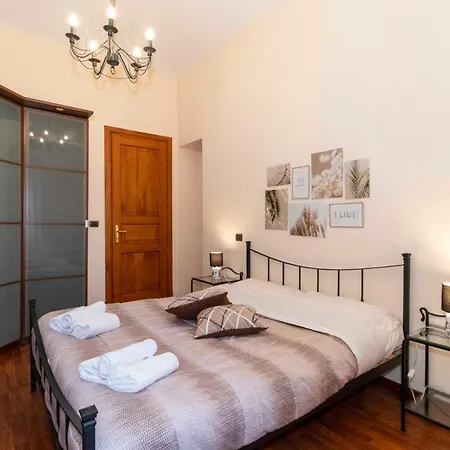 Guesthost - Piazza Statuto Comfy - With 2 Balconies Turin