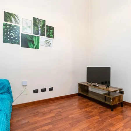 Guesthost - Piazza Statuto Comfy - With 2 Balconies Турин