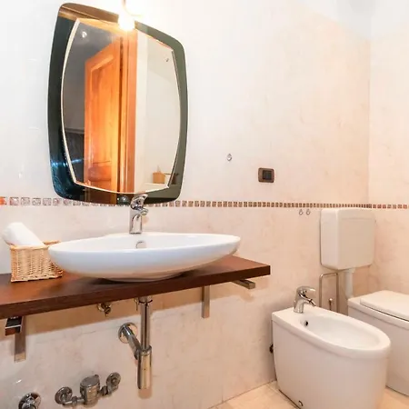 Guesthost - Piazza Statuto Comfy - With 2 Balconies * Турин