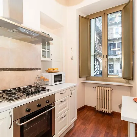 Guesthost - Piazza Statuto Comfy - With 2 Balconies * Turín