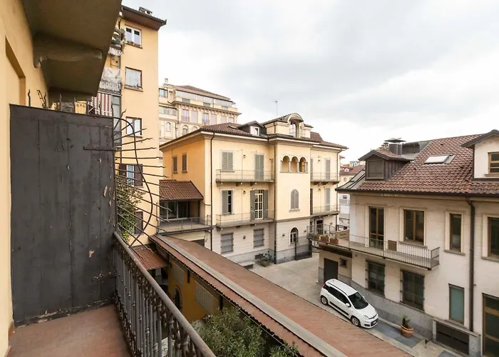 Guesthost - Piazza Statuto Comfy - With 2 Balconies Turín