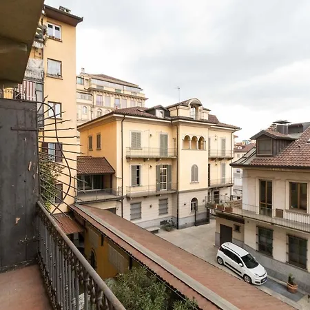 Guesthost - Piazza Statuto Comfy - With 2 Balconies 토리노