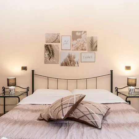 Апартаменты Guesthost - Piazza Statuto Comfy - With 2 Balconies Турин